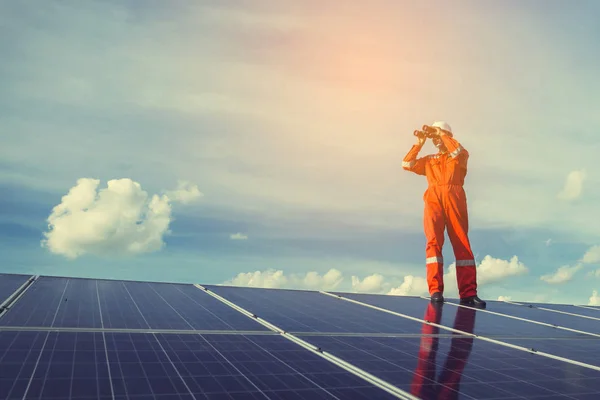 Інженери, що працюють і перевіряють генеруючу потужність сонячної електростанції — стокове фото
