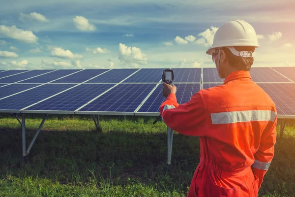 Ingénieurs d'exploitation et de vérifier la puissance de génération de l'énergie solaire pl — Photo