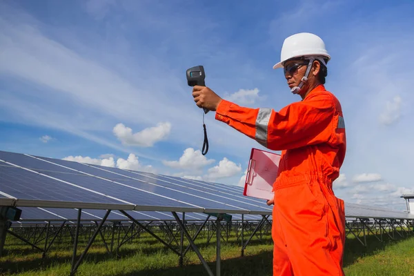 Ingenieros que operan y comprueban la energía de generación de energía solar pl — Foto de Stock