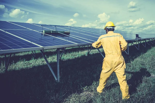 Técnico de operación y limpieza de paneles solares en la generación de pow — Foto de Stock