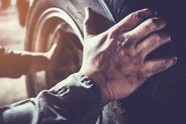 teknisyen denetimini çalışma ve atölye gara arabaya servis