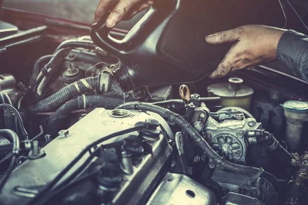 Técnico que trabaja en la comprobación y el coche de servicio en taller gara — Foto de Stock