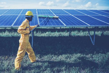 işletim ve güneş panelleri pow üreten, temizlik teknisyen