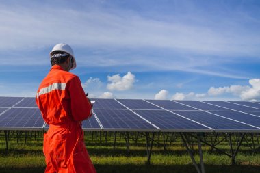 çalışan mühendis ve güneş güç üreten onay pl güç