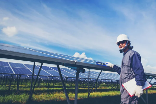 Technici provozu a kontrola vytváření energie ze solární energie pl — Stock fotografie