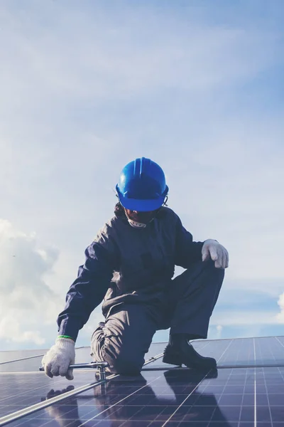 Engineers repairing solar panel at generating power of solar pow — Stock Photo, Image