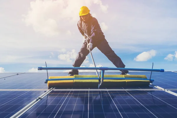 Technicien de fonctionnement et de nettoyage des panneaux solaires à pow génération — Photo