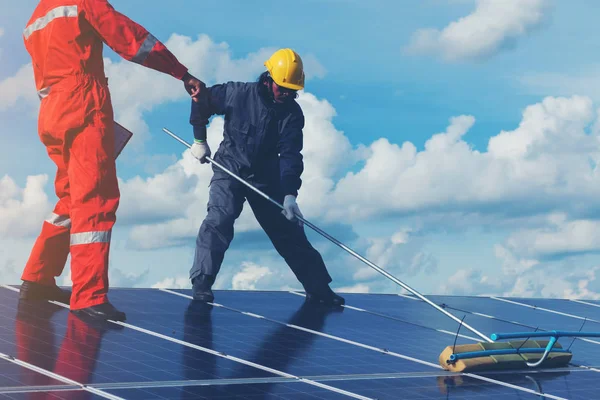 Técnico de operación y limpieza de paneles solares en la generación de pow — Foto de Stock