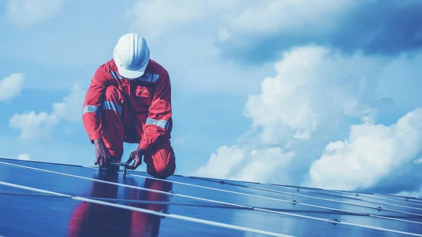 Інженери ремонтують сонячну панель при генеруванні потужності сонячної енергії — стокове фото