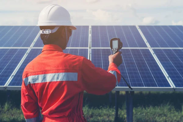 Engenheiros operando e verificar a energia de geração de energia solar pl — Fotografia de Stock