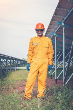 su ile güneş paneli temizlemek için çalışan işçi, güneş temiz 