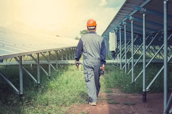 Un ingeniero que trabaja en el control de equipos en la planta de energía solar — Foto de Stock