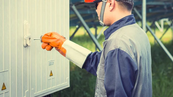 Operación y mantenimiento en la planta de energía solar; té de ingeniería — Foto de Stock