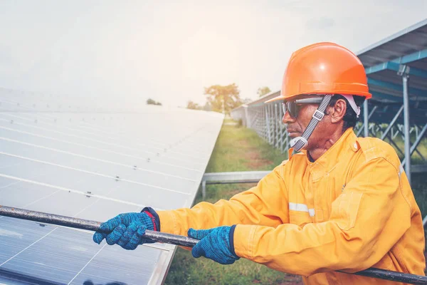 Mano de obra trabajando en la limpieza del panel solar con agua limpia en solar — Foto de Stock