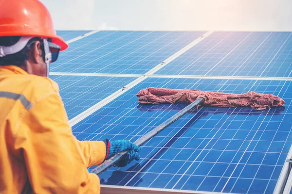 Mano de obra trabajando en la limpieza del panel solar con agua limpia en solar — Foto de Stock