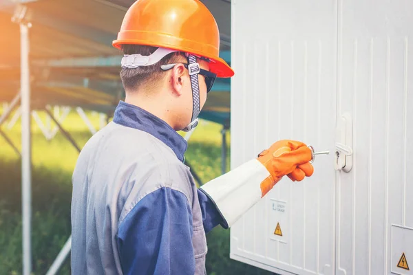 Operación y mantenimiento en la planta de energía solar; té de ingeniería — Foto de Stock