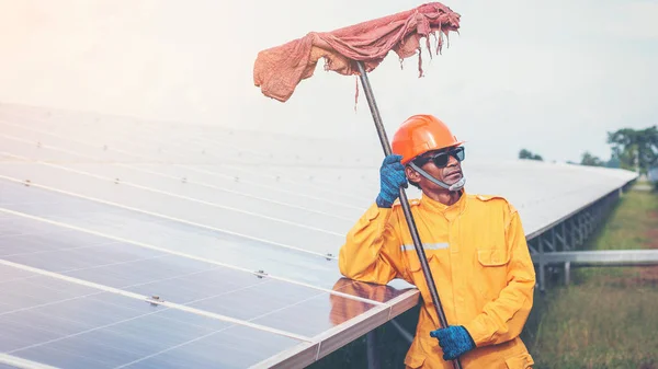 Mano de obra trabajando en la limpieza del panel solar con agua limpia en solar — Foto de Stock