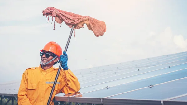 Mano de obra trabajando en la limpieza del panel solar con agua limpia en solar — Foto de Stock