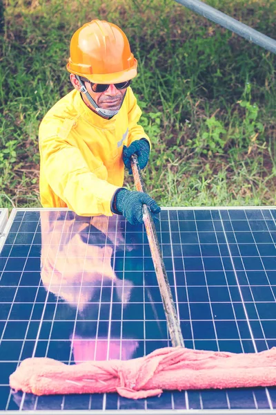 Mano de obra trabajando en la limpieza del panel solar con agua limpia en solar — Foto de Stock
