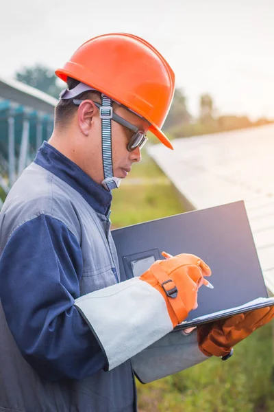 エンジニア、太陽電池の電力を生成する電源を pl — ストック写真