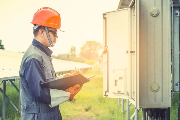 Operación y mantenimiento en la planta de energía solar; té de ingeniería — Foto de Stock