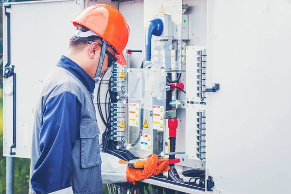 Operación y mantenimiento en la planta de energía solar; té de ingeniería —  Fotos de Stock