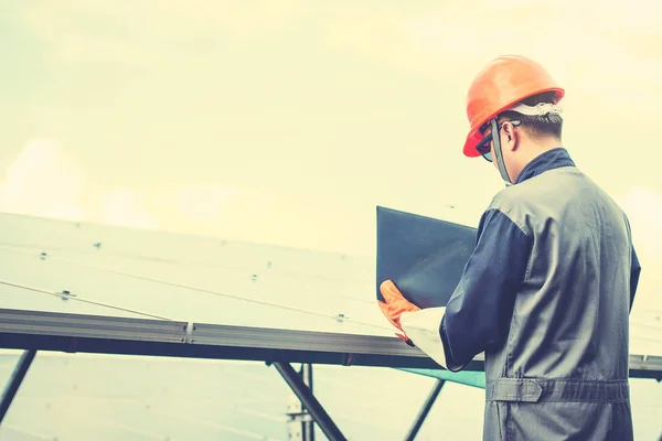 Engenheiros operando e verificar a energia de geração de energia solar pl — Fotografia de Stock