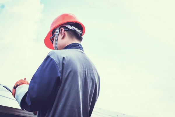 Engenheiros operando e verificar a energia de geração de energia solar pl — Fotografia de Stock