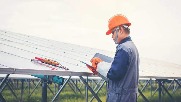 Engenheiros operando e verificar a energia de geração de energia solar pl — Fotografia de Stock