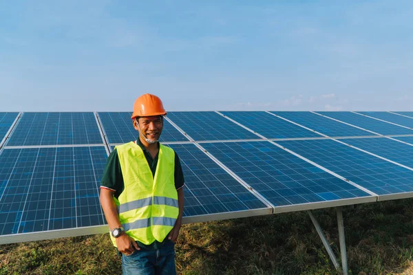 Inspector concepto de ingeniería; Ingeniero inspeccionar el panel solar en — Foto de Stock