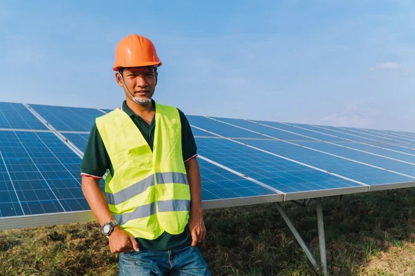 Inspector concepto de ingeniería; Ingeniero inspeccionar el panel solar en — Foto de Stock