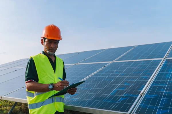 Inspector concepto de ingeniería; Ingeniero inspeccionar el panel solar en — Foto de Stock