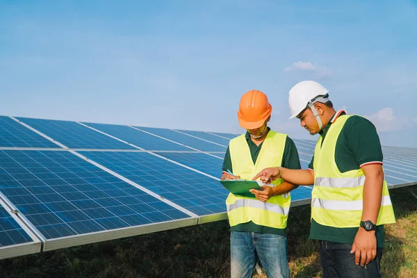 Inspector concepto de ingeniería; Ingeniero inspeccionar el panel solar en — Foto de Stock