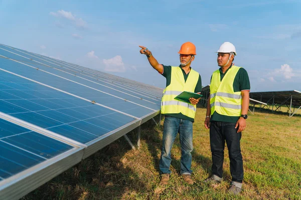 Inspector concepto de ingeniería; Ingeniero inspeccionar el panel solar en — Foto de Stock