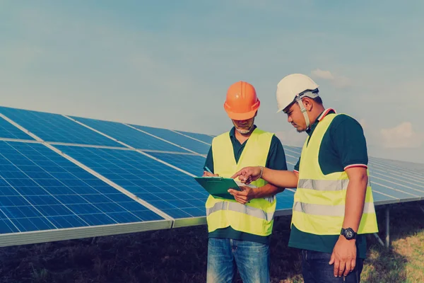 Inspector concepto de ingeniería; Ingeniero inspeccionar el panel solar en — Foto de Stock