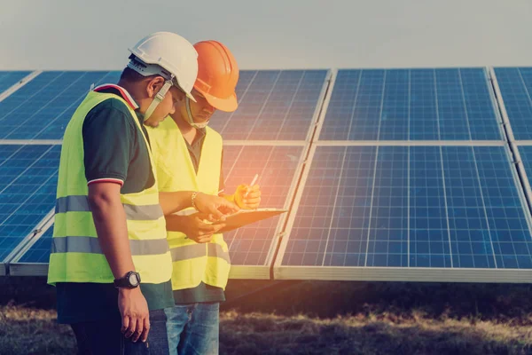 Inspetor de conceito de engenharia; Engenheiro inspecionar painel solar em — Fotografia de Stock