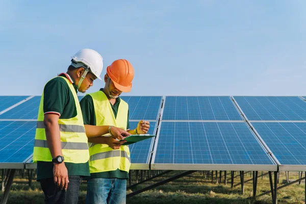 Inspector concepto de ingeniería; Ingeniero inspeccionar el panel solar en — Foto de Stock