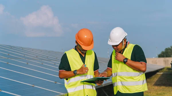 Концепція інженерної інженерії; інженер перевіряє сонячну панель на Ліцензійні Стокові Зображення
