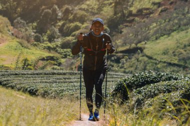 Koşucular. Gençler dağ yolunda koşuyor. Adventu