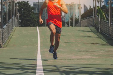 Sokaktaki koşucu egzersiz için koşuyor olacak; spor, insanlar, eski