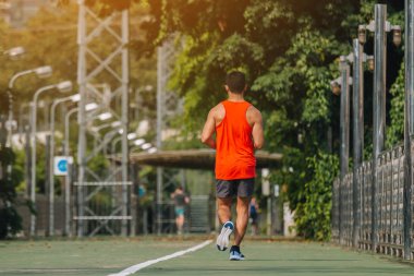 Sokaktaki koşucu egzersiz için koşuyor olacak; spor, insanlar, eski