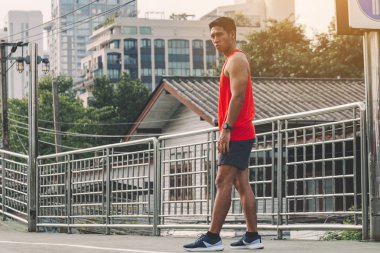 Sokaktaki koşucu egzersiz için koşuyor olacak; spor, insanlar, eski