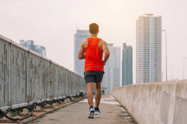 Sokaktaki koşucu egzersiz için koşuyor olacak; spor, insanlar, eski