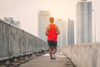 Sokaktaki koşucu egzersiz için koşuyor olacak; spor, insanlar, eski