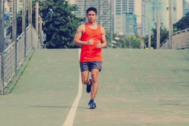 Sokaktaki koşucu egzersiz için koşuyor olacak; spor, insanlar, eski