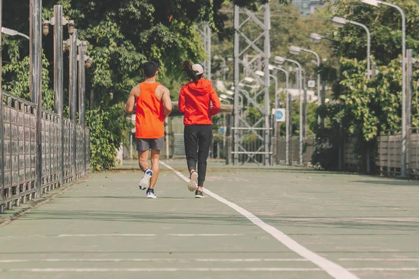 Fiatal pár futó futó futó futópályán a városi parkban; sport, — Stock Fotó