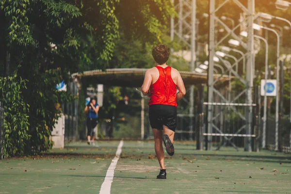 Futó az utcán futnak a testmozgás; sport, emberek, exe — Stock Fotó