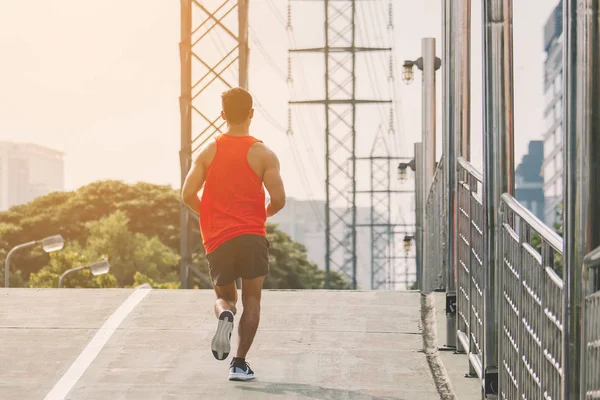 Corredor en la calle estar corriendo para el ejercicio; deporte, personas, exe — Foto de Stock