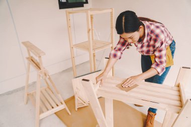 Marangoz çalışma odasında çalışan bir kadın..