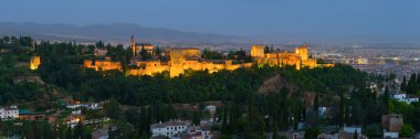 Granada'da Alhambra gece Panoraması
